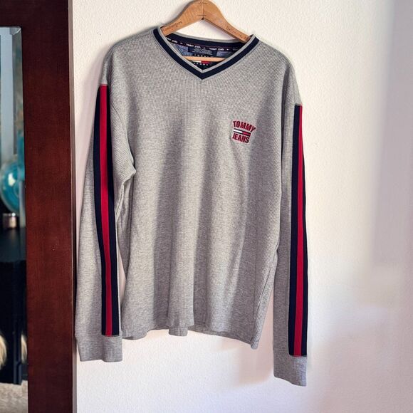 Tommy Jeans Men’s Long Sleeve V-Neck Sweater Gray Stripe Sleeve Logo Size L Y2K - Picture 1 of 9
